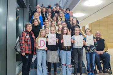 Dr. Renate Rachidi (von links) und die gesamte Schulfamilie bedanken sich bei den Förderern und Sponsoren des Theodor-Heuss-Gymnasiums Nördlingen. 