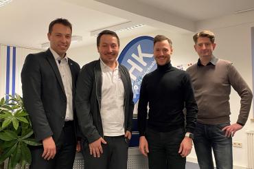 Matthias Hausmann, Regionalgeschäftsführer Nordschwaben (links) begrüßt zusammen mit Andreas Dirr, Vorsitzender der IHK-Regionalversammlung Donau-Ries (rechts) und Michael Feil, Regionalsprecher der Wirtschaftsjunioren Schwaben (zweite von rechts) den neuen Kreissprecher der Wirtschaftsjunioren Donau-Ries, Marco Kleebauer (zweite von links).