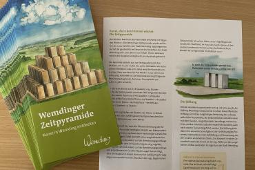 Die neu aufgelegte Broschüre zur Zeitpyramide in Wemding. 
