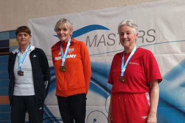 Über 200m Rücken holte sich Claudia Koch vor Irmtraud Blanke (links) und Brigitte Weinzierl (rechts) den Titel als Internationale Deutsche Meisterin.