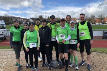 Auf dem Foto im Stadion kurz vor dem Start: von links: Brigitte Radajewski, Selina Graf, Simone Müller, Ulrike Schönmüller, Nicole Hahn, Henning Breuer, Hans Niederhuber, Klaus Wurscher, Anneliese Zinke und Stefan Kirchner. 