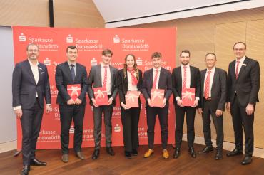 Von links: Vorstandsmitglied Michael Scholz, Sebastian Bitomsky, Niklas Sailer, Katja Baur, Niklas Joswig, Pascal Schnabel, Ausbildungsleiter Stefan Sturm, Vorstandsvorsitzender Johann Natzer