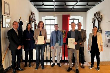 Ruth Oberhauser und Martin Wiedemann (jeweils mit Urkunde) wurden im Nördlinger Rathaus für 25 Jahre im Öffentlichen Dienst geehrt.