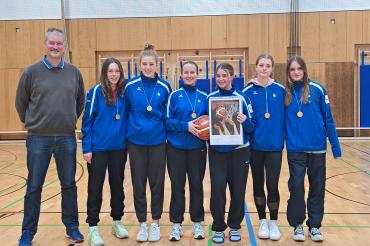Auf dem Foto von links: Trainer Oliver Hirsch, Elisabeth Schiele, Anna Löffler, Sarah Nebrich, Rosina Ortelli, Ella Wunderlich und Darya Allgeyr.
