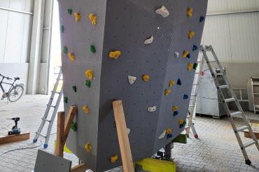 Der Boulderblock für den B+ Loop ist bereits aufgebaut und soll bald am BCB-Sportplatz stehen.