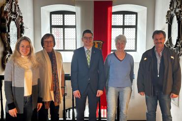 v.l.: Barbara Wunder (Stadträtin und Vorsitzende des Verschönerungsvereins Nördlingen e. V.), Stadträtin Gabriele Fograscher, Oberbürgermeister David Wittner, Stadträtin Dr. Susanne Gabler und Manfred Kopf (Leiter Baubetriebshof Stadt Nördlingen).