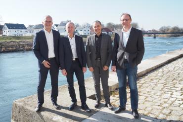 Personen von links: Richard Paul (Vorsitzender der Geschäftsführung), Werner Möritz (Geschäftsführer operativ), Jürgen Traut (Geschäftsführer Interner Service), Norbert Gehring (zukünftiger Geschäftsführer operativ)