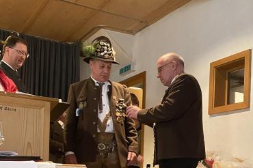 Alfred Regler wird mit dem Böllerschützenehrenzeichen ausgezeichnet.