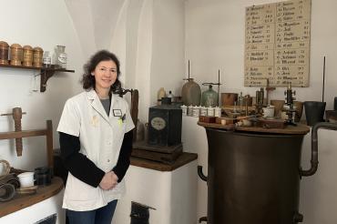 Apothekerin und Inhaberin Johanna Frickhinger. Die „alte“ Apotheke haben die Frickhingers bis heute bewahrt. In allen anderen Apothekenräume ist schon vor langer Zeit die Moderne eingezogen. 