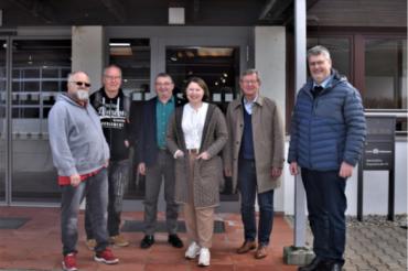v.l.: Herr Robert Stengl (Bewohnervertretung), Herr Stefan Sing (Werkstattrat), Herr Albert Riedelsheimer (Bezirksrat), Frau Claudia Marb (stellvertretende Landrätin) Herr Peter Schiele (Bezirksrat) und Herr Michael Hesselt (Leitung Werkstätten Stiftung Sankt Johannes).