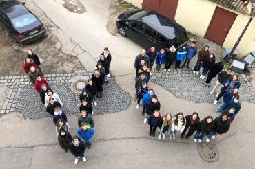Die beim Probenwochenende teilgenommenen Musikantinnen und Musikanten des Vororchesters der Knaben- und Stadtkapelle Nördlingen zusammen mit Stadtkapellmeister Oliver Körner.