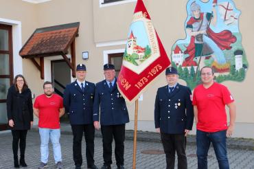 (von links) Lisa Wurm (Raiffeisen-Volksbank Ries) mit Mitgliedern der FFW Fremdingen und Organisatoren der Jubiläumsfeier im Juni: Andreas Stempfle (Schriftführer), Kommandant Erich Meyr, Fähnrich Jürgen Zieher, 1. Vorstand Jürgen Neureiter und Timo Schneider (Vorsitzender des Festausschusses) 