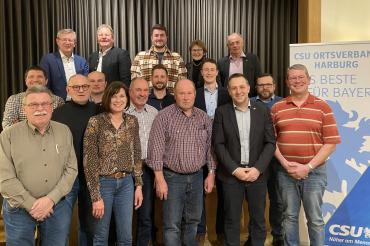 Das Bild zeigt die neugewählte CSU-Ortsvorstandschaft zusammen mit Peter Schiele und Fritz Schröppel.