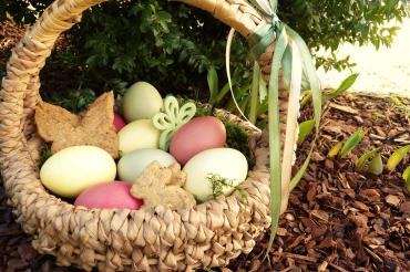 Ein bunt gefüllter Osterkorb.