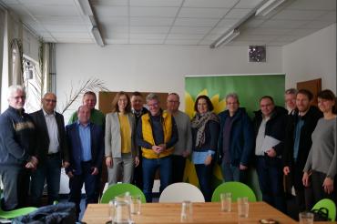 BGM Lechner, BGM Paninka, BGM Grob, MdL Lettenbauer, Jürgen Eitel, BGM Wildfeuer, BGM Möllmann, BGMin Bergdolt, Stefan Rösch, Simon Srownal, BGM Meggle, BGM Heydecker und Stv. BGMin Hofner im Austausch. 