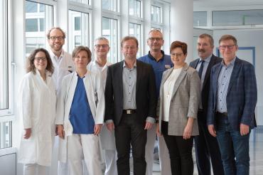 Dr. Heike Hasselbach, Prof. Dr. Alexander Wild, Dr. Katrin Baumeister, Dr. Thomas Eberl, Wolfgang Fackler, Dr. Ludwig Düthorn, Pflegedienstleiterin Michaela Rechner, Vorstandsvorsitzender Jürgen Busse und Landrat Stefan Rößle.