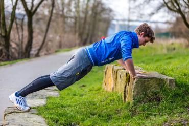 Liegestütze sind moderates Krafttraining mit dem Eigengewicht und helfen dabei, Muskelmasse aufzubauen.