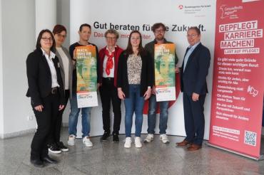 Das Foto zeigt Vertreter der beteiligten Einrichtungen/Träger: v.l. Jessica Graf (Agentur für Arbeit Donauwörth), Michaela Rechner (Donau-Ries Kliniken und Seniorenheime gKU), Tina Härtle (Zentrum für Betreuung und Pflege Oettingen), Andrea Maier (Johanniter Tagespflege Donauwörth), Julia Lux (Gesundheitsregionplus Donau-Ries), Willy Werner (Stiftung Sankt Johannes) und Günter Schwendner (Lebenshilfe Donau-Ries e.V.).