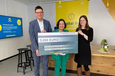 Wolfgang Hahn (Abteilungsdirektor Commerzbank), Rosmarie Schweyer (1. Vorsitzende Glühwürmchen e.V.) und Anika Mittring (Privatkundenberaterin Commerzbank)