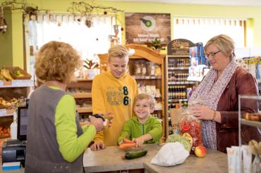 Gesund Einkaufen im Dorfladen in Fünfstetten.
