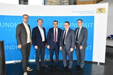 Kreisrat Steffen Höhn, MdL Wolfgang Fackler, Staatsminister Klaus Holetschek, MdB Ulrich Lange und Landrat Stefan Rößle, bei einem Fachgespräch.