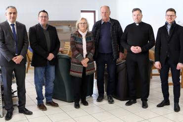Bernd Mielich, Branko Schäpers, Doris Ritter, Robert Schuck, Stadtpfarrer Benjamin Beck und David Wittner bei der Caritasladen Einweihung.
