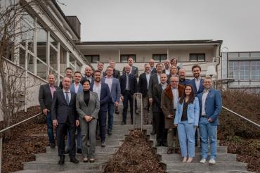 Die EGRO-Mediengruppe beim gemeinsamen Foto mit Hubert Aiwanger und Dr. Fabian Mehring.