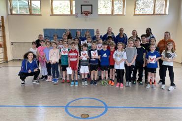 „Fit wie die Angels“ heißt die Aktion der Erstligabasketballerinnen der Eigner Angels aus Nördlingen. Mit dieser Initiative wollen die Profibasketballerinnen den Nachwuchs für den Basketballsport interessieren. Bei ihrer Schulaktion in Reimlingen gab es dafür von den Mädchen und Buben großes Lob zurück. 