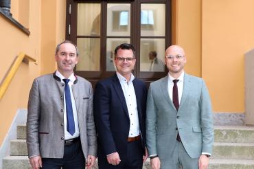 Das Bild zeigt beim Spitzengespräch in München (v.l.n.re.): Stellv. Ministerpräsident Hubert Aiwanger, Oberbürgermeister Jürgen Sorré und Landtagsabgeordneter Dr. Fabian Mehring
