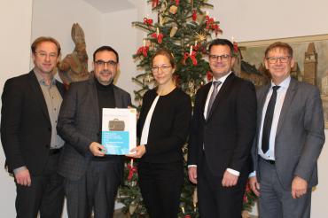 Im November 2022 übergab Gesundheits-minister Klaus Holetschek (2.v.l.) im  Beisein von MdL Wolfgang Fackler (l.),  OB Jürgen Sorré (2.v.r.) und Landrat  Stefan Rößle (r.) den Förderbescheid an  Dr. Katharina Ehrenberg. 