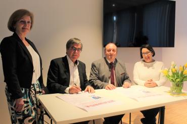 Bei der Unterzeichnung der Gründungsurkunde v.l.n.r. Ursula Kneißl-Eder, Paul Soldner, Walter Grob und Gudrun Reißer. 