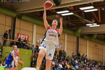 Gegen den Dauerrivalen Osnabrück wird jedes Erfolgserlebnis, wie hier ein erfolgreicher Korbleger von Joey Klug, wichtig sein, um das 1:0 in der Viertelfinalserie zu sichern.