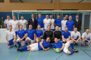 Die beiden Teams der JVA Niederschönenfeld mit dem bayerischen Staatsminister der Justiz, Georg Eisenreich und dem Anstaltsleiter der JVA Niederschönenfeld, Marc Döschl.