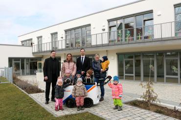 Krippenkinder der Kita St. Michael mit (von links) Stadtpfarrer Benjamin Beck, Nina Menth (stv. Kita-Leiterin und Gruppenleitung Krippe), Patrick Senft (Raiffeisen-Volksbank Ries) und Kita-Leiterin Heike Oswald. 