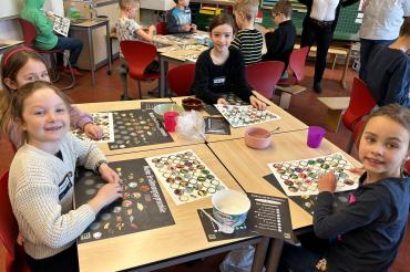 Das Bild zeigt Schülerinnen und Schüler der 2. Klassen