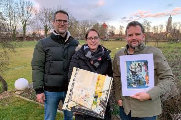 Das Bild zeigt von links Präsident Steffen Höhn mit den Gewinnern Karina Endmeier (4. Platz) und Stefan Strempel (5. Platz) mit ihren gewonnenen Bildern. 