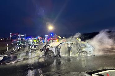 Das Bild zeigt eines der stark beschädigten Fahrzeuge.
