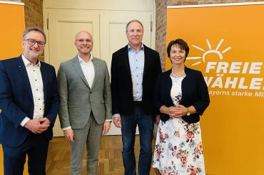 (v.l.n.re.) die Spitzenkandidaten der schwäbischen FW: Bezirkstags-Spitzenkandidat Prof. Dr. Phillip Prestel, Parlamentarischer Geschäftsführer Dr. Fabian Mehring, Landtagsvizepräsident Alexander Hold, Europaabgeordnete Ulrike Müller. 