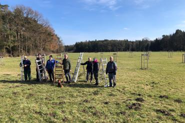 Josef Deubler, Erwin Lettenbauer, Erich Schabert, Walter Gerstmeyer, Jörg Üschner, Sophia Och und Sigi Kordick beim Obstschnitt.