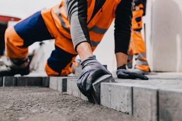 Ein wichtiger Baustein gegen die Krise: Bauarbeiter bekommen eine Inflationsausgleichsprämie. „Jetzt sind die Chefs dran, ihre Leute durch die Krise zu bringen und sie im Job zu halten“, so die IG BAU. Die Gewerkschaft hat dazu jetzt 1.000 Euro „Krisen-Puffer-Prämie“ erreicht – und spricht von einem „Finanz- Pflaster“ für die Beschäftigten der Branche.