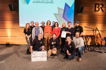 Rund 15 Mitglieder der Kraterkultur waren vor Ort und nahmen gemeinsam mit Vorsitzendem Christian Bauer den mit 2000 Euro dotierten Preis entgegen.