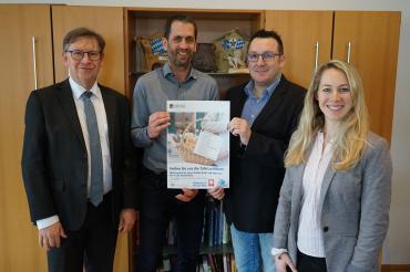 v.l.n.r.: Landrat Stefan Rößle, der Geschäftsführer der Diakonie Donau-Ries Johannes Beck, der Geschäftsführer der Caritas Donau-Ries Branko Schäpers und Konversionsmanagerin Barbara Wunder bei der Vorstellung der Dorfladen-Tafel-Aktion.