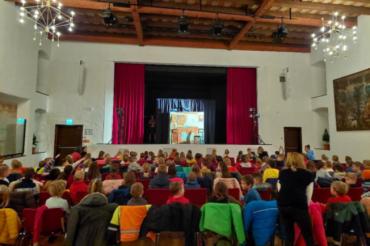 Rund 150 Vorschülerinnen und Vorschüler aus den Nördlinger Kindertagesstätten warten gespannt auf Pumuckls Erscheinen.