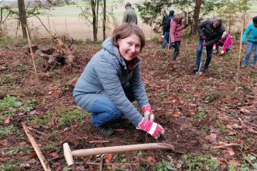 Schon im November 2022 pflanzte die Rainer CSU mit der Ortsvorsitzenden Claudia Marb Bäume im Rainer Stadtwald. 