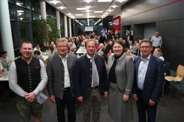 v.ln.r: Moderator Florian Oßwald, Bezirksrat Peter Schiele, MdL Wolfgang Fackler, Landtags-Listenkandidatin Claudia Marb und Landrat Stefan Rößle.