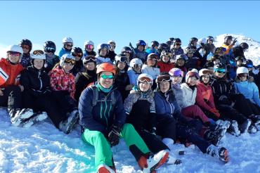 Die siebten Klassen der Maria Stern Realschule im Skilager in Südtirol.
