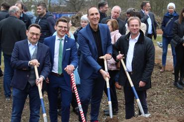 MdB Ulrich Lange, Oberbürgermeister David Wittner, Christoph Schmid und MdL Wolfgang Fackler beim Spatenstich für das neue Hallenbad in Nördlingen.
