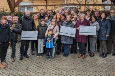 Spendenübergabe des Erlös der Adventsausstellung von Blumen Gloning.