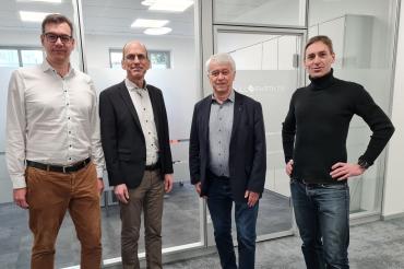 Christian Düll, Raimond Eberle, Gunther Düll und Dr. Herbert Wilhelm bei der Spendenübergabe.