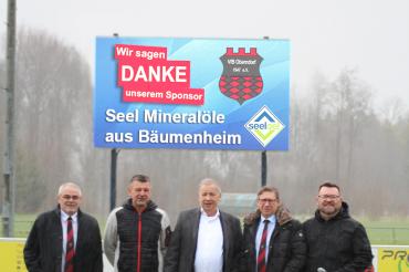 Übergabe der Anzeigetafel von Seel Mineralöl GmbH & Co. KG an den VfB Oberndorf.